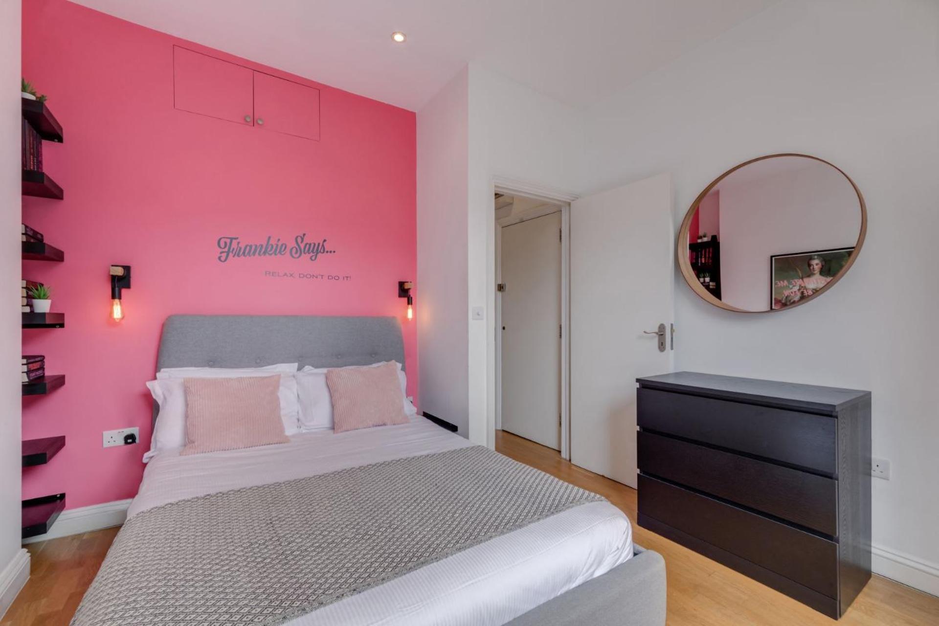 The Lipstick Palace - Fitzrovia - By Frankie Says Apartment *